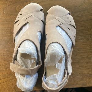 New Earth Origins sandals, size 9 wide.